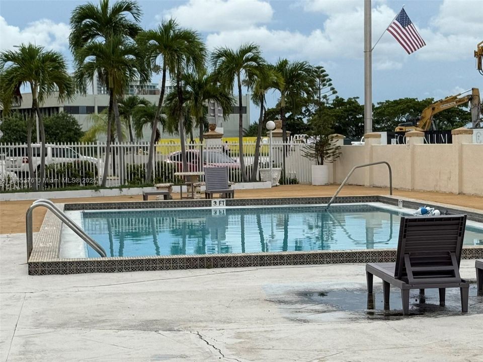 Active With Contract: $209,000 (1 beds, 1 baths, 695 Square Feet)