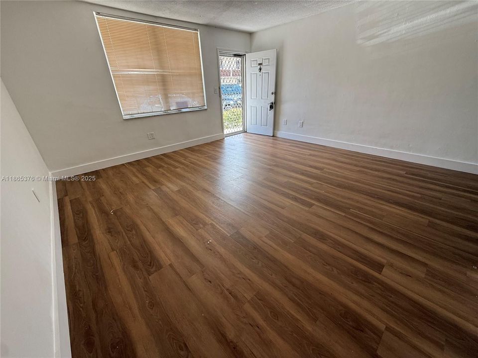 Active With Contract: $209,000 (1 beds, 1 baths, 695 Square Feet)