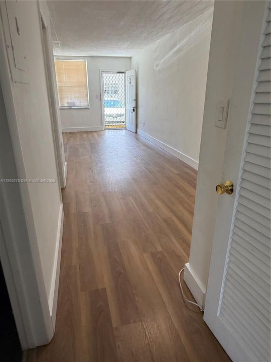 Active With Contract: $209,000 (1 beds, 1 baths, 695 Square Feet)
