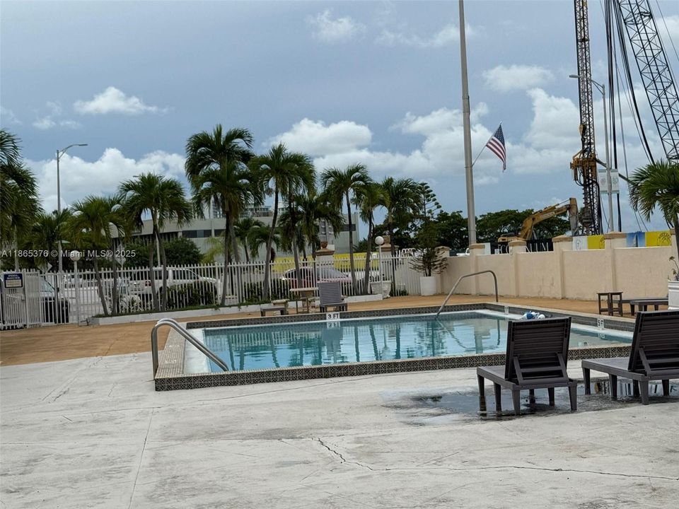 Active With Contract: $209,000 (1 beds, 1 baths, 695 Square Feet)