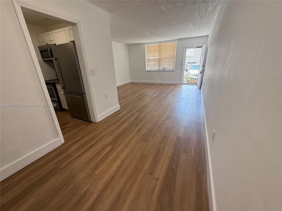 Active With Contract: $209,000 (1 beds, 1 baths, 695 Square Feet)