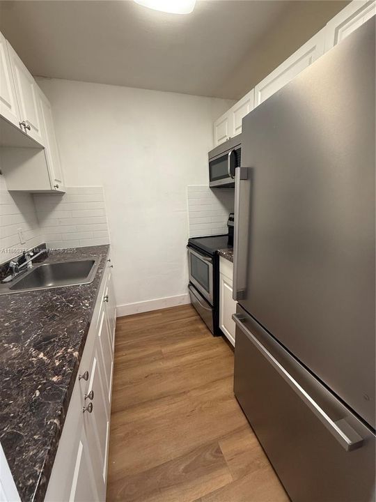 Active With Contract: $209,000 (1 beds, 1 baths, 695 Square Feet)