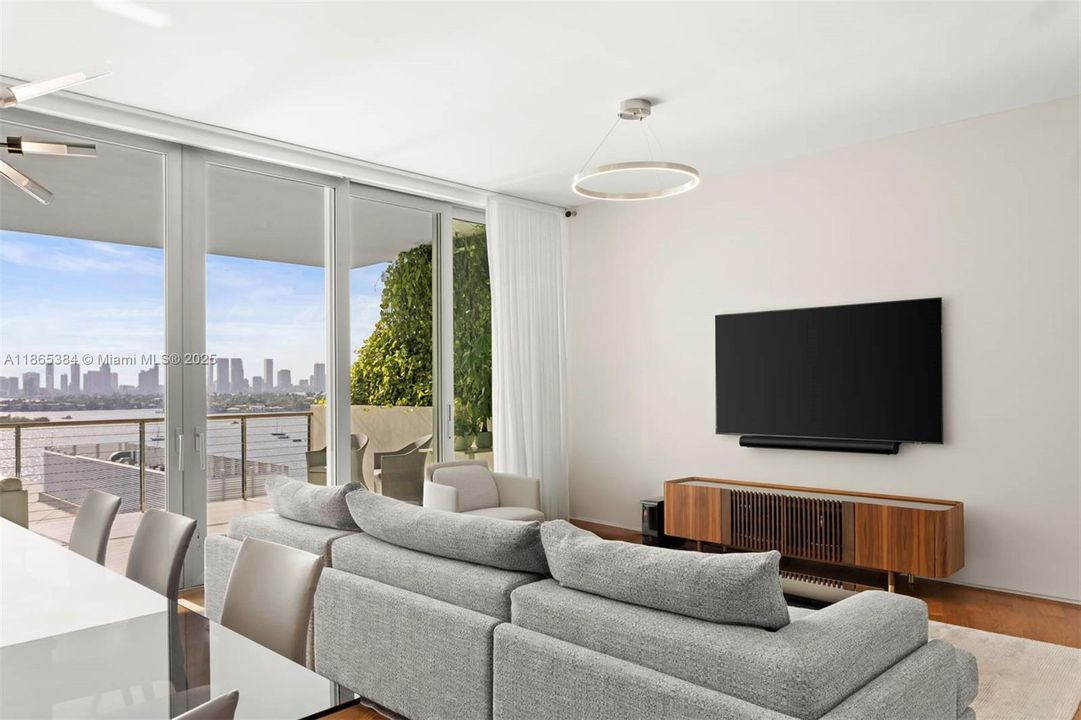 待售: $3,500,000 (2 贝兹, 2 浴室, 1910 平方英尺)