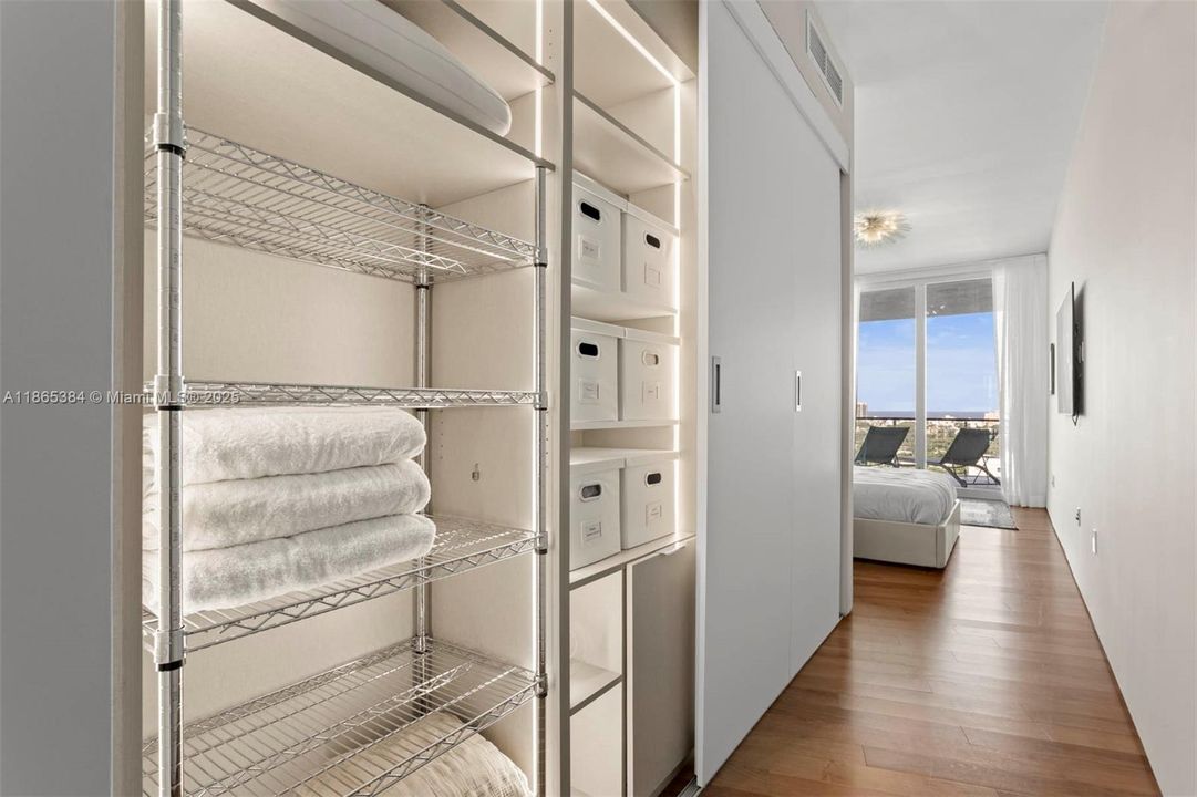 待售: $3,500,000 (2 贝兹, 2 浴室, 1910 平方英尺)