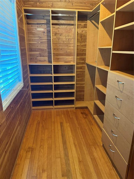 Под контрактом: $8,500 (4 спален, 4 ванн, 1906 Квадратных фут)