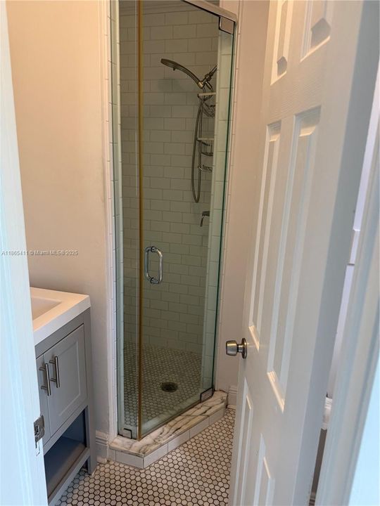 Под контрактом: $8,500 (4 спален, 4 ванн, 1906 Квадратных фут)