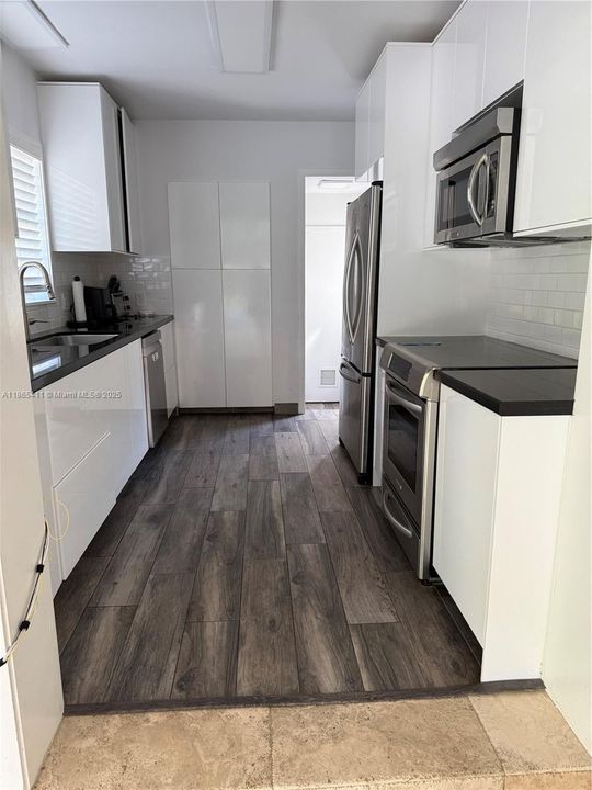 Под контрактом: $8,500 (4 спален, 4 ванн, 1906 Квадратных фут)