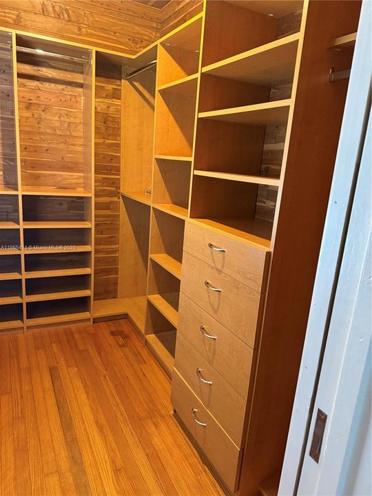 Под контрактом: $8,500 (4 спален, 4 ванн, 1906 Квадратных фут)