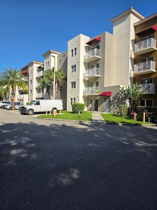 合同活跃: $1,950 (2 贝兹, 2 浴室, 809 平方英尺)