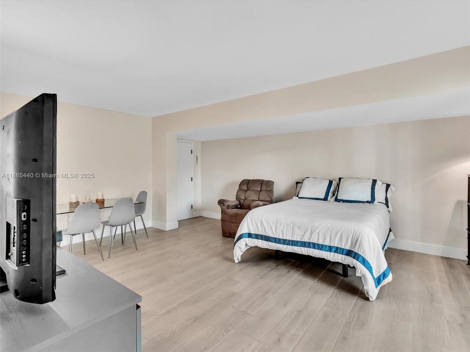 合同活跃: $473,355 (0 贝兹, 1 浴室, 460 平方英尺)