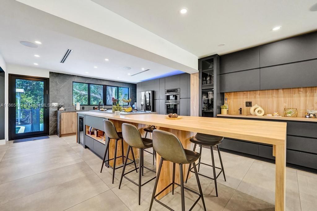 待售: $1,850,000 (5 贝兹, 3 浴室, 2227 平方英尺)