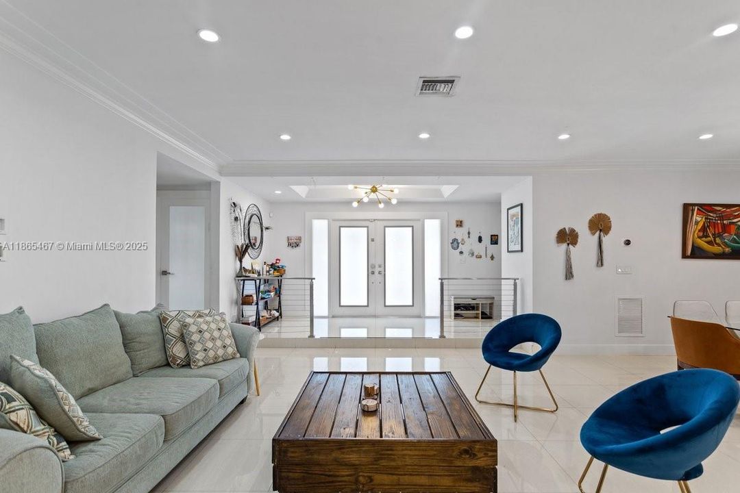 Vendido Recientemente: $2,700,000 (6 camas, 5 baños, 3316 Pies cuadrados)