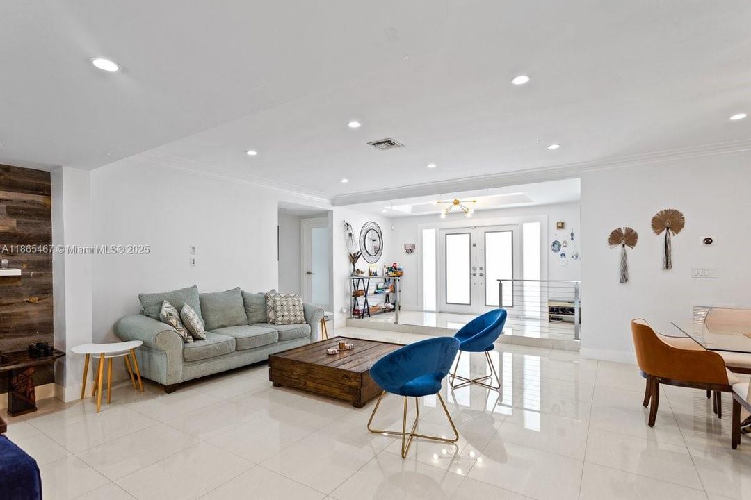 Vendido Recientemente: $2,700,000 (6 camas, 5 baños, 3316 Pies cuadrados)