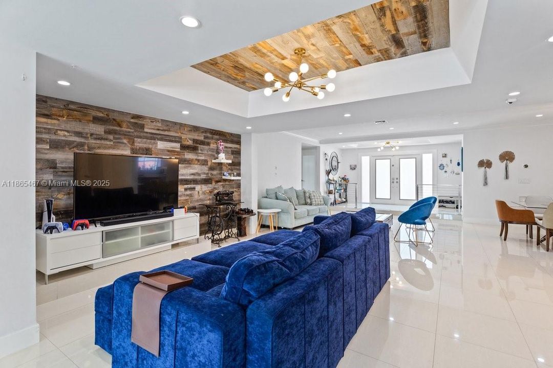 Vendido Recientemente: $2,700,000 (6 camas, 5 baños, 3316 Pies cuadrados)