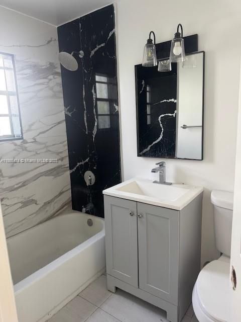 待售: $249,000 (2 贝兹, 1 浴室, 899 平方英尺)