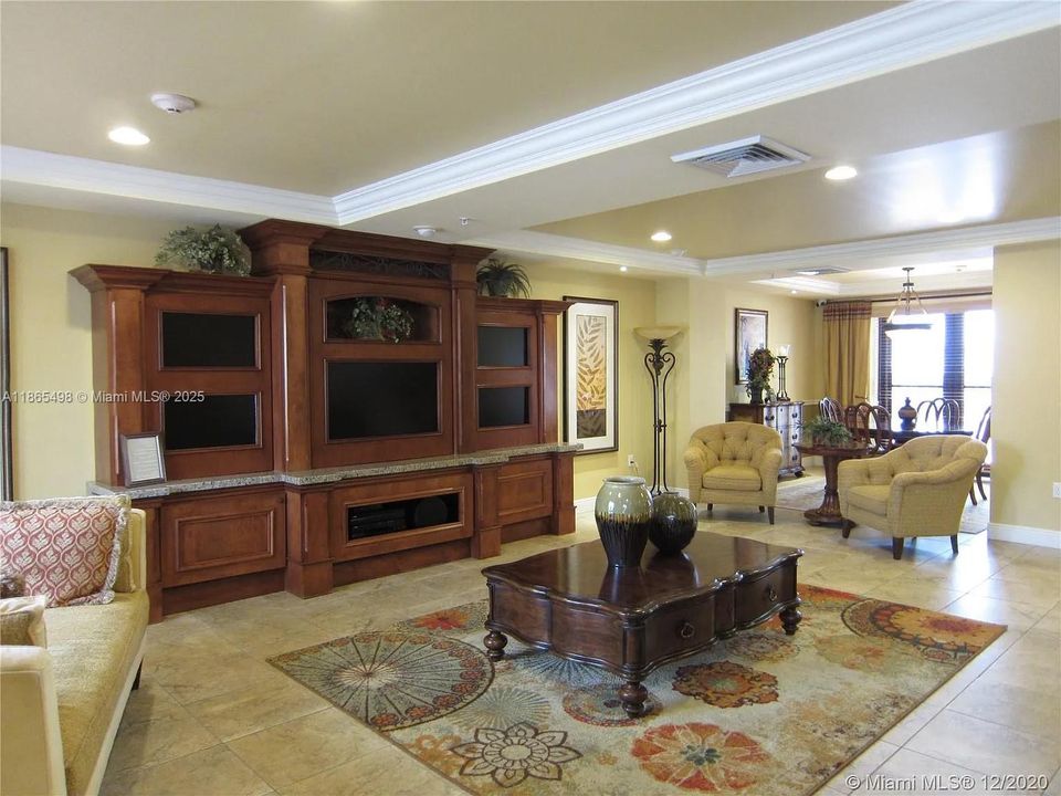 For Sale: $385,000 (1 beds, 1 baths, 729 Square Feet)