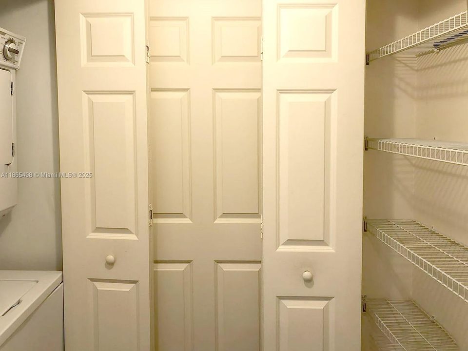 For Sale: $385,000 (1 beds, 1 baths, 729 Square Feet)