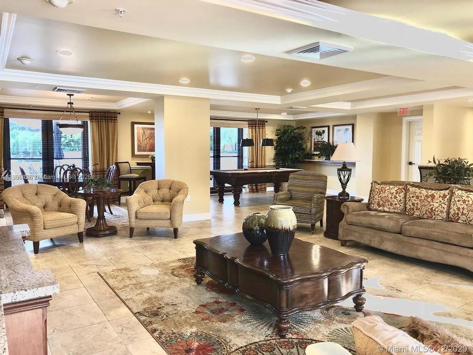 For Sale: $385,000 (1 beds, 1 baths, 729 Square Feet)