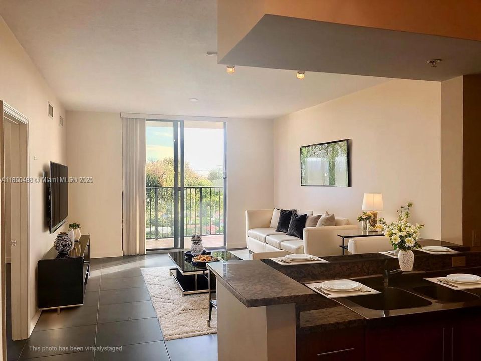 For Sale: $385,000 (1 beds, 1 baths, 729 Square Feet)