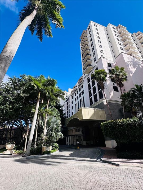 For Sale: $385,000 (1 beds, 1 baths, 729 Square Feet)