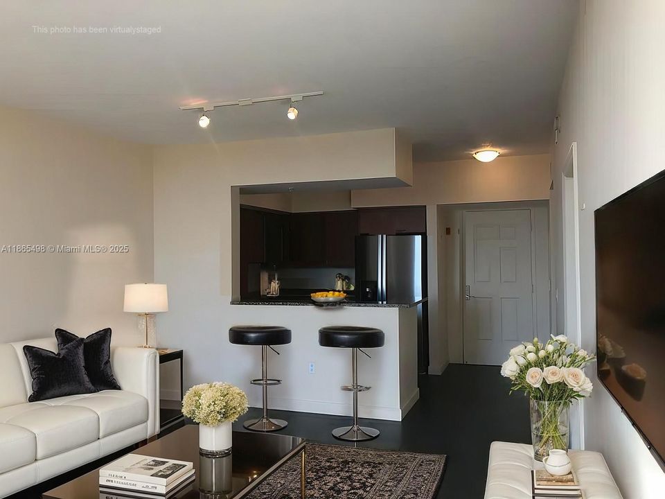 For Sale: $385,000 (1 beds, 1 baths, 729 Square Feet)