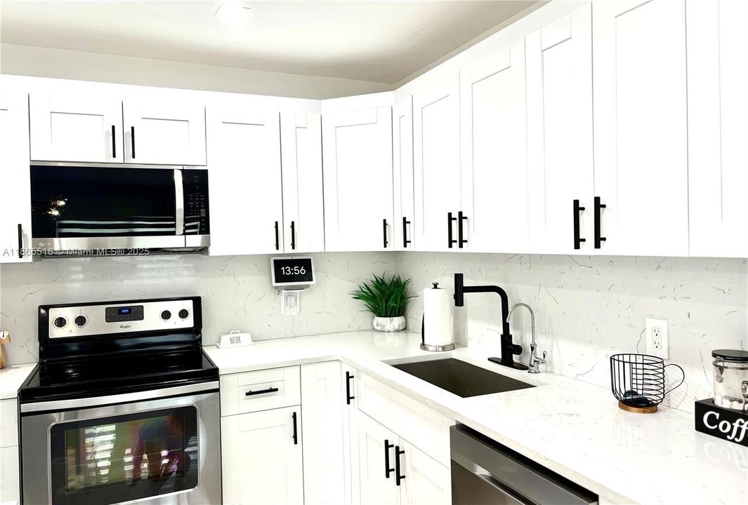 合同活跃: $4,500 (3 贝兹, 2 浴室, 1070 平方英尺)