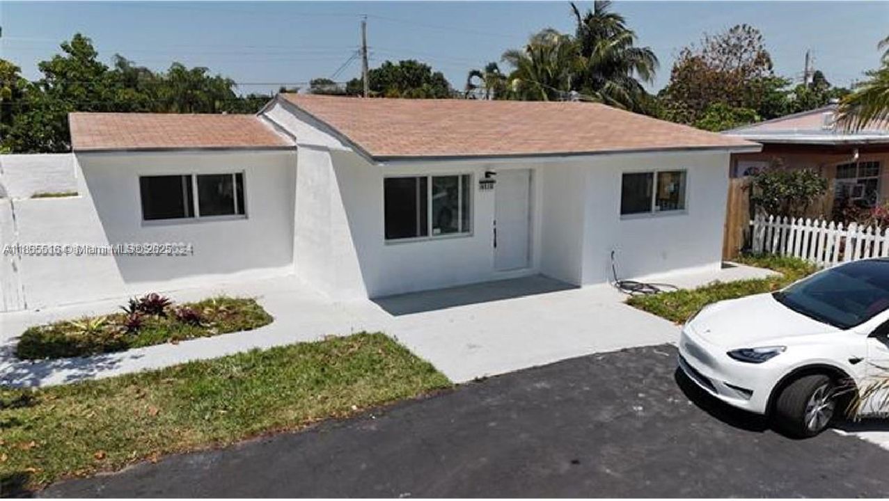 合同活跃: $4,500 (3 贝兹, 2 浴室, 1070 平方英尺)