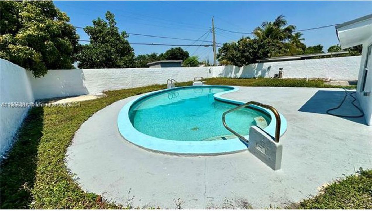 合同活跃: $4,500 (3 贝兹, 2 浴室, 1070 平方英尺)