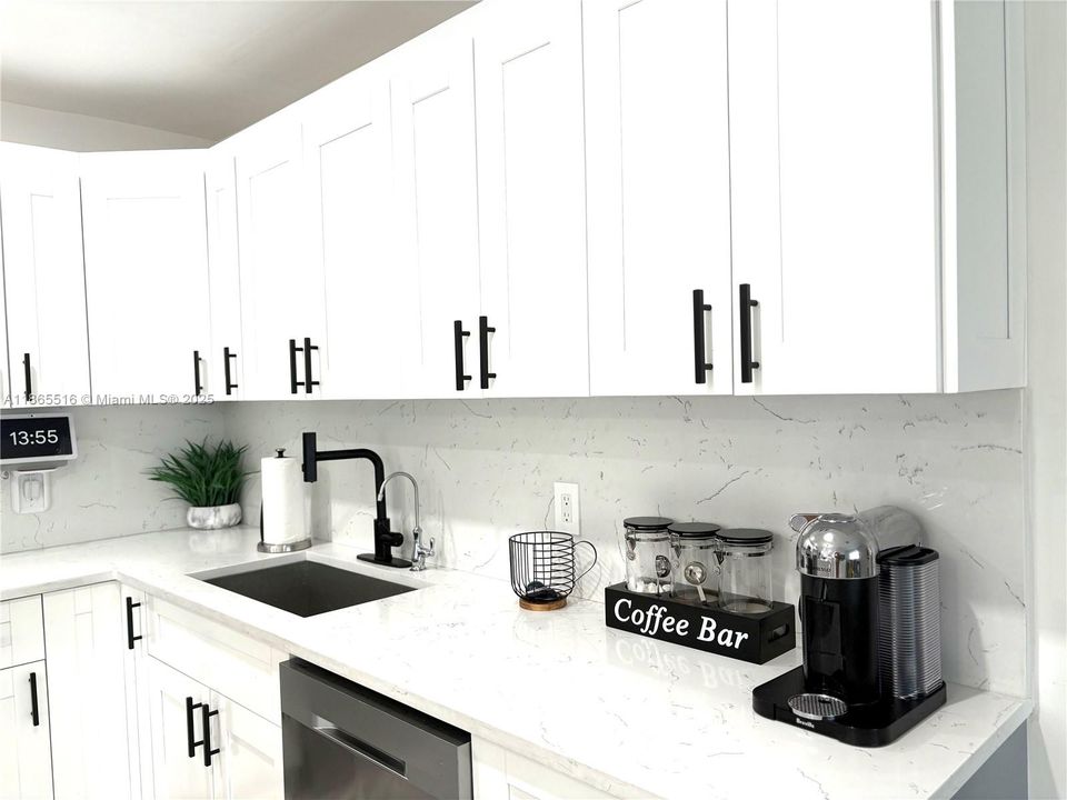 合同活跃: $4,500 (3 贝兹, 2 浴室, 1070 平方英尺)