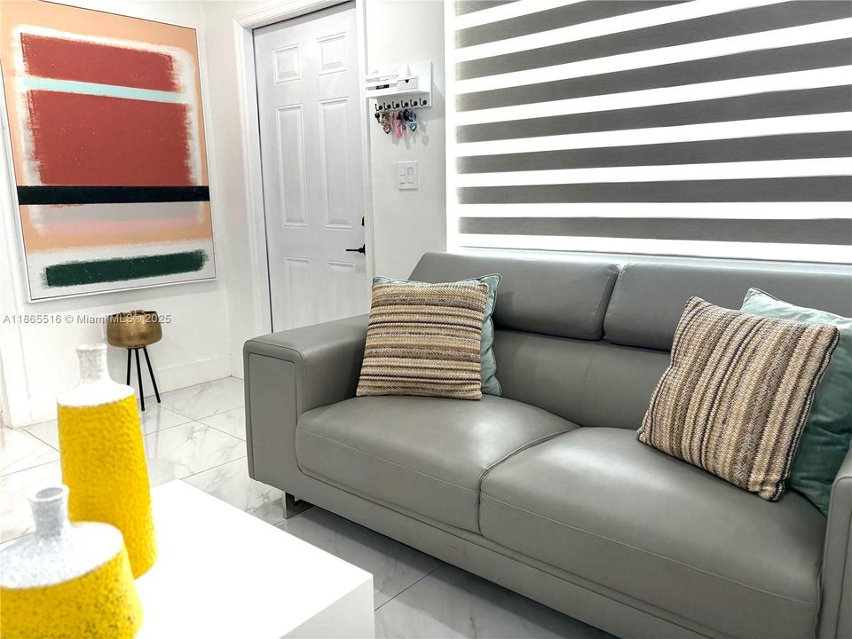 合同活跃: $4,500 (3 贝兹, 2 浴室, 1070 平方英尺)