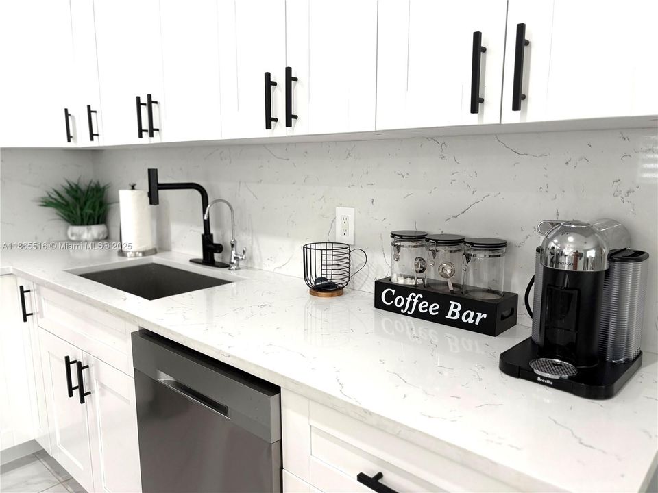 合同活跃: $4,500 (3 贝兹, 2 浴室, 1070 平方英尺)