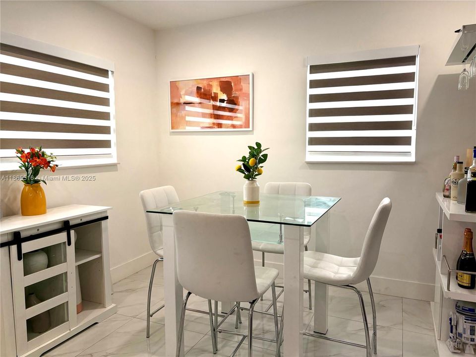 合同活跃: $4,500 (3 贝兹, 2 浴室, 1070 平方英尺)