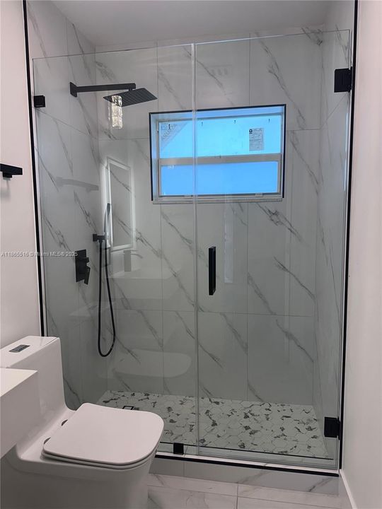 合同活跃: $4,500 (3 贝兹, 2 浴室, 1070 平方英尺)