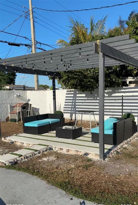 合同活跃: $4,500 (3 贝兹, 2 浴室, 1070 平方英尺)