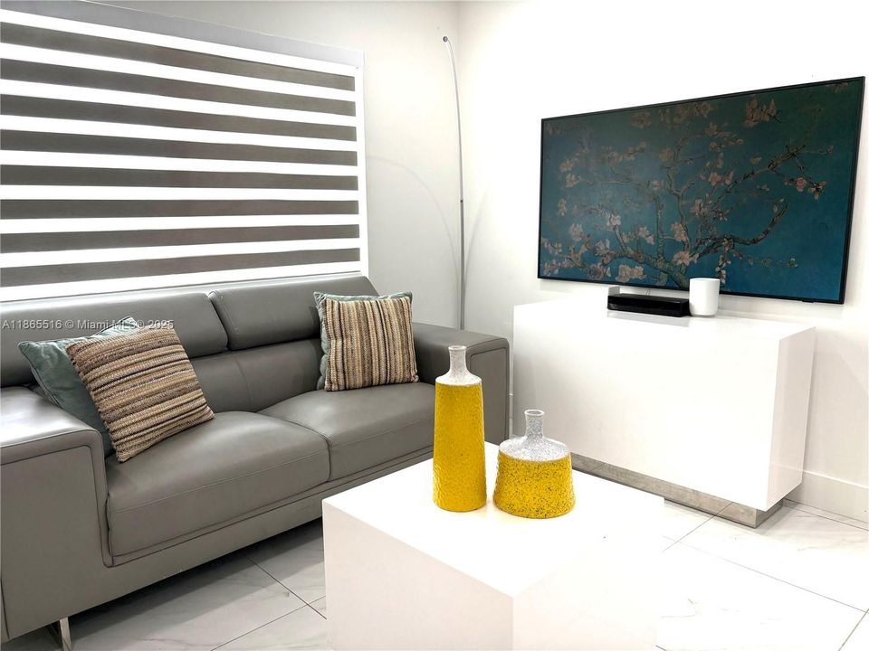 合同活跃: $4,500 (3 贝兹, 2 浴室, 1070 平方英尺)