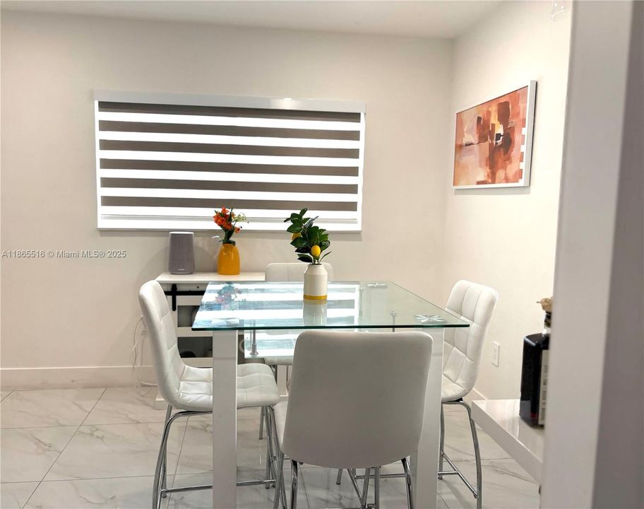 合同活跃: $4,500 (3 贝兹, 2 浴室, 1070 平方英尺)