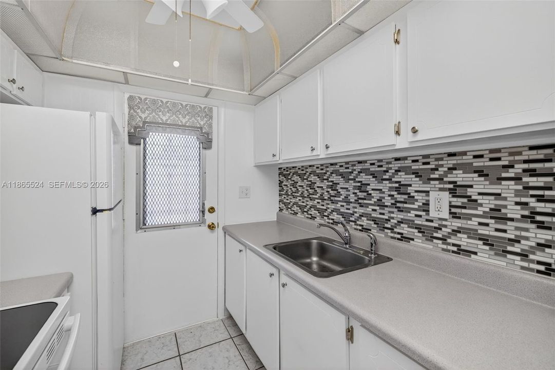 For Sale: $63,000 (1 beds, 1 baths, 688 Square Feet)