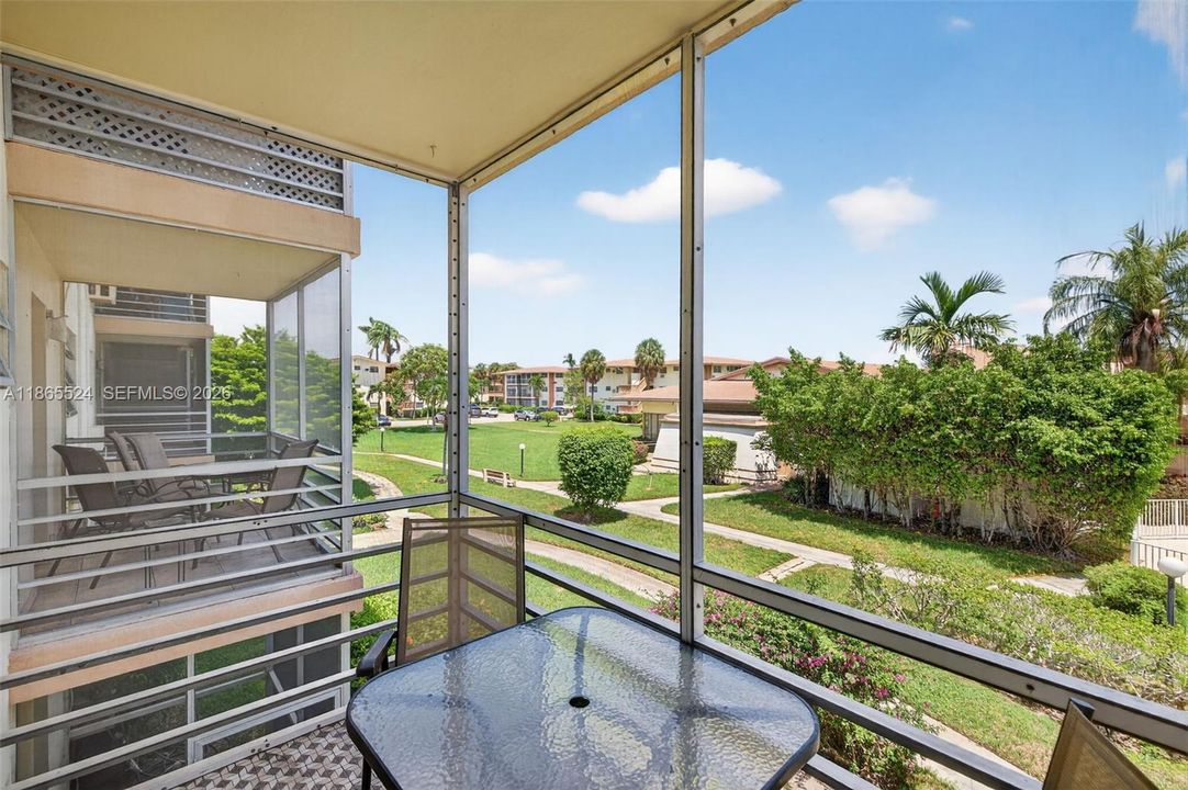 For Sale: $63,000 (1 beds, 1 baths, 688 Square Feet)