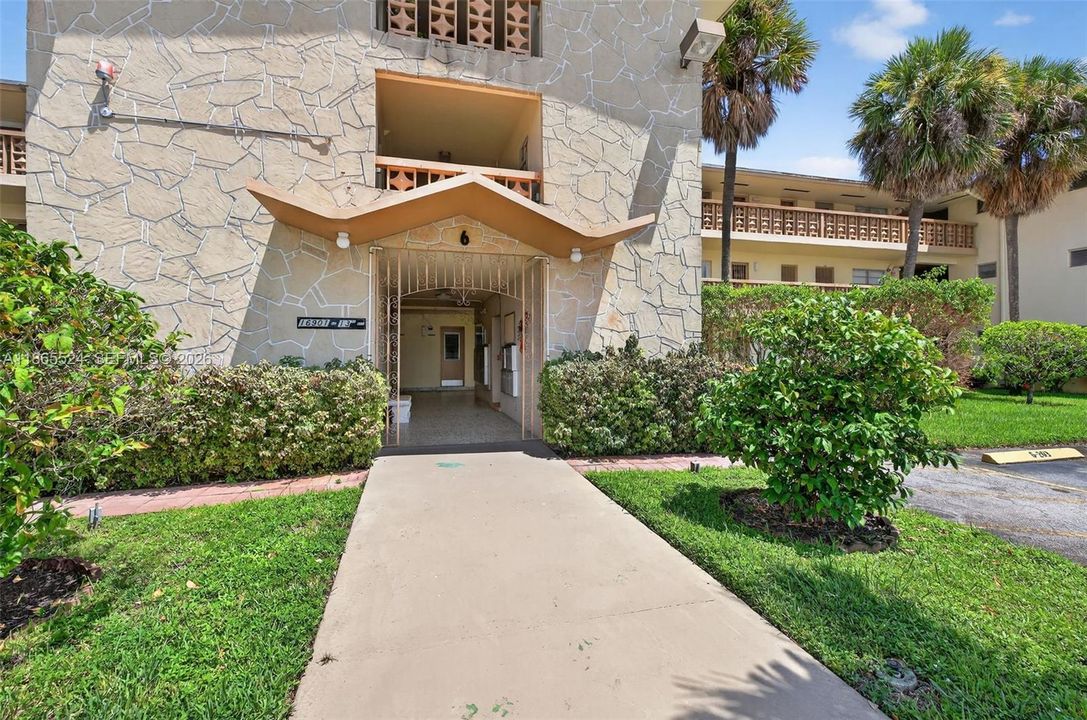 For Sale: $63,000 (1 beds, 1 baths, 688 Square Feet)