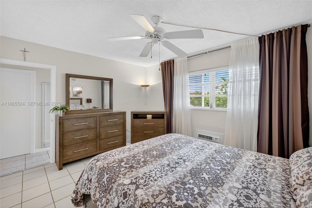 For Sale: $63,000 (1 beds, 1 baths, 688 Square Feet)