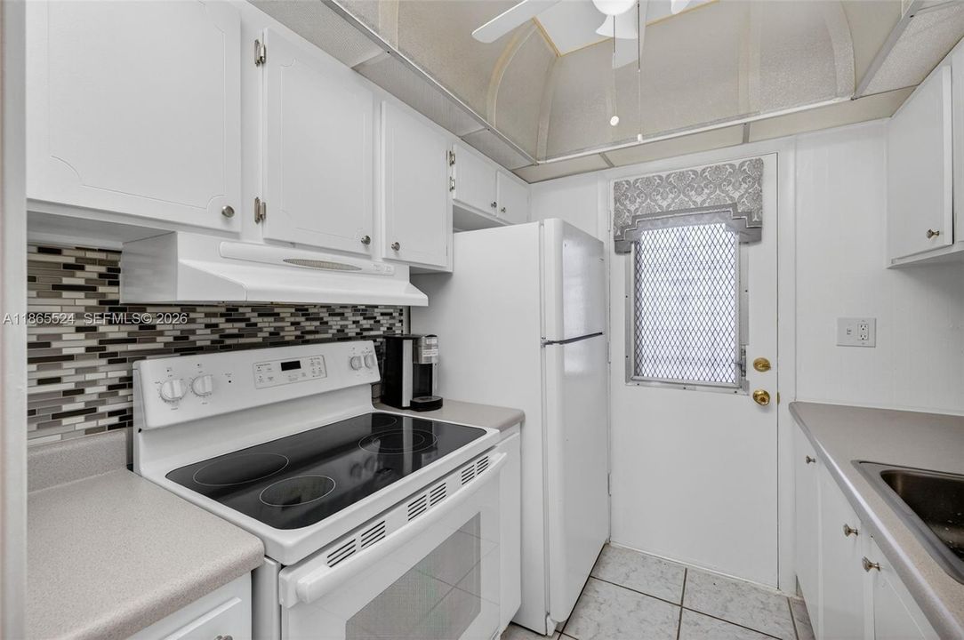 For Sale: $63,000 (1 beds, 1 baths, 688 Square Feet)