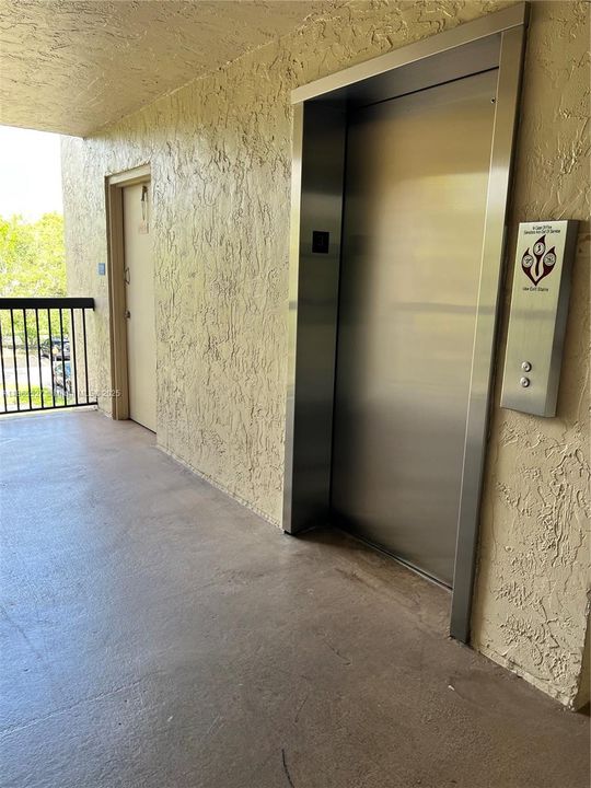 合同活跃: $2,300 (2 贝兹, 2 浴室, 979 平方英尺)