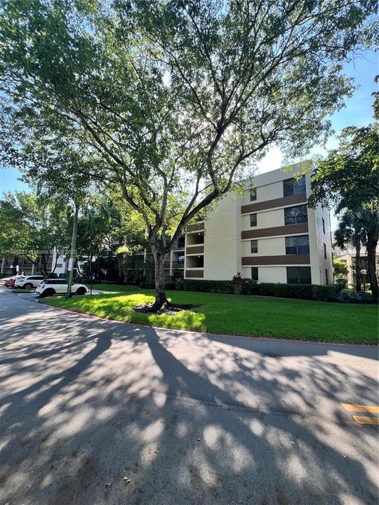 合同活跃: $2,300 (2 贝兹, 2 浴室, 979 平方英尺)