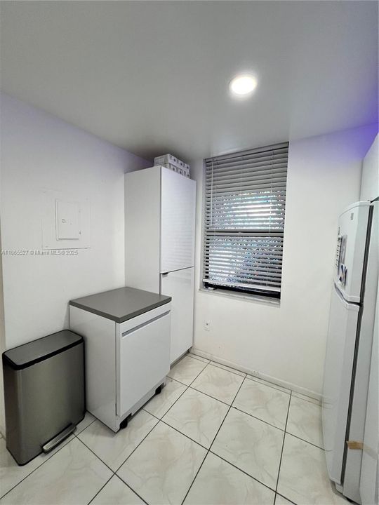 合同活跃: $2,300 (2 贝兹, 2 浴室, 979 平方英尺)