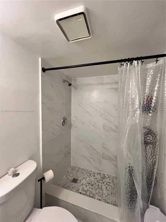 合同活跃: $2,300 (2 贝兹, 2 浴室, 979 平方英尺)