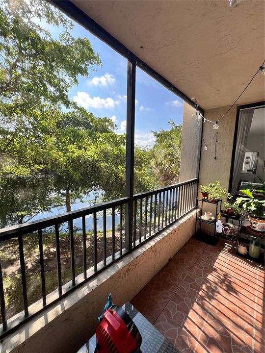 合同活跃: $2,300 (2 贝兹, 2 浴室, 979 平方英尺)