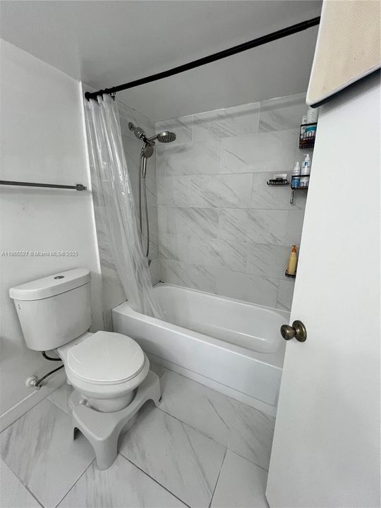 合同活跃: $2,300 (2 贝兹, 2 浴室, 979 平方英尺)