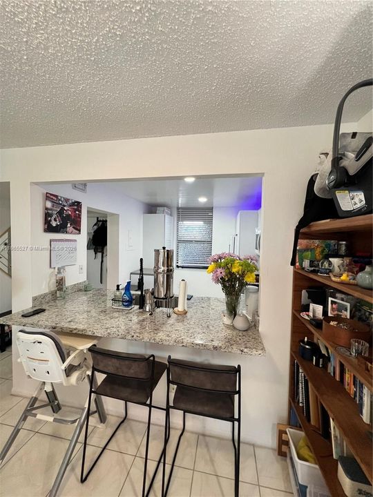 合同活跃: $2,300 (2 贝兹, 2 浴室, 979 平方英尺)