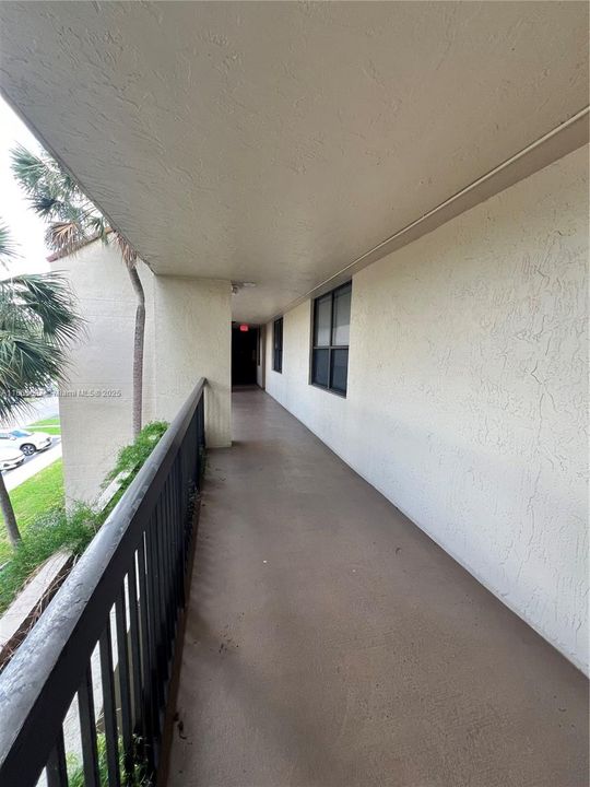 合同活跃: $2,300 (2 贝兹, 2 浴室, 979 平方英尺)