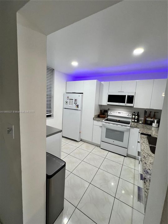 合同活跃: $2,300 (2 贝兹, 2 浴室, 979 平方英尺)